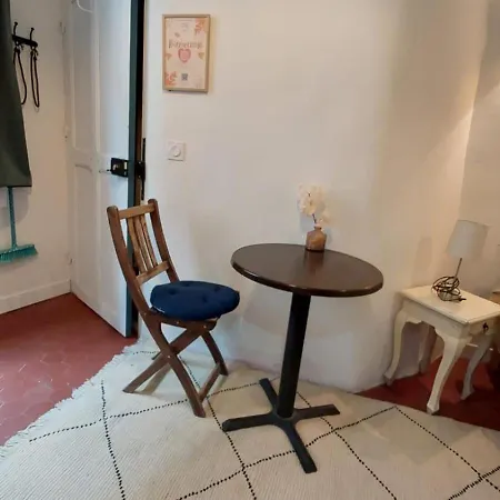 For 2 In The Center Of Apartment *